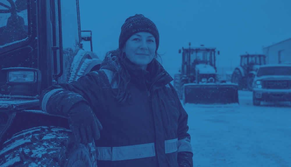 Un entrepreneur à son poste de répartition, ses chasse-neige à l'œuvre derrière la fenêtre